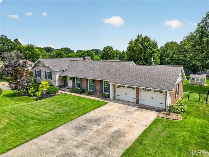 20 Shawnee Drive, St Charles, MO 63301 — listing photo 3 of 65