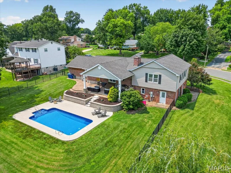 20 Shawnee Drive, St Charles, MO 63301 — listing photo 14 of 65