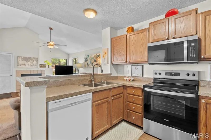 1702 Hemingway Lane #D, Weldon Spring, MO 63304 — listing photo 8 of 33
