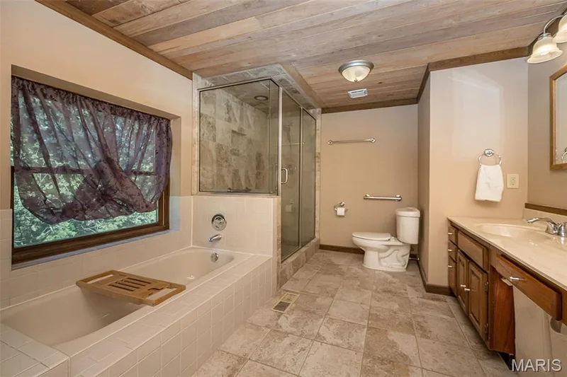 Soaking tub — 8 Whippoorwill Court, Defiance, MO 63341