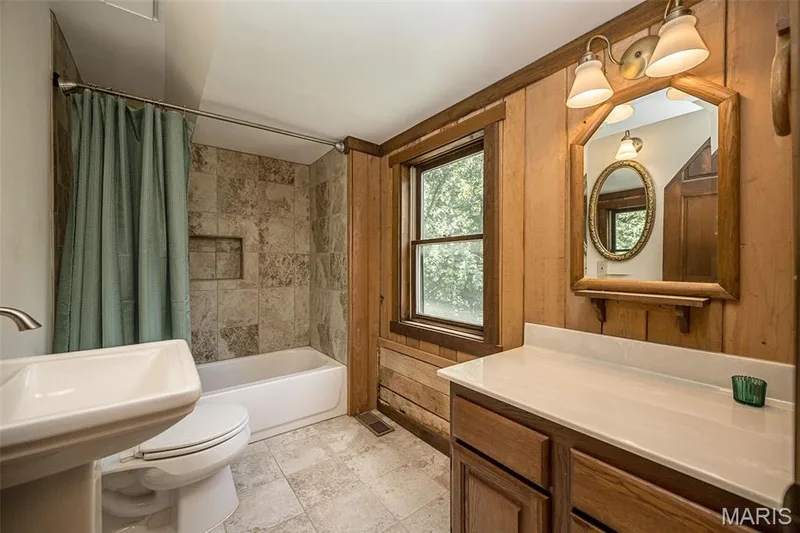 En suite bathroom in upper level — 8 Whippoorwill Court, Defiance, MO 63341