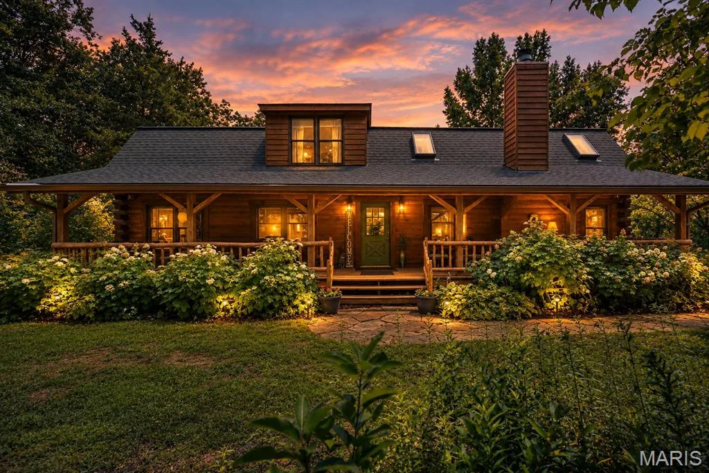 Welcome home to your cozy and unique lob cabin! — 8 Whippoorwill Court, Defiance, MO 63341