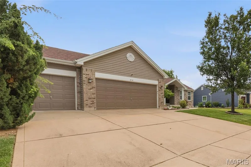 214 Charging Bear Drive, Wentzville, MO 63385 — listing photo 5 of 74