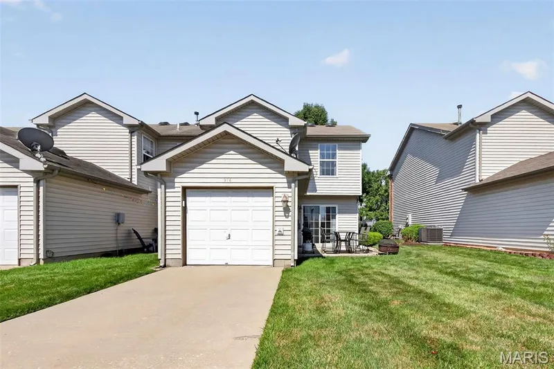Front facade featuring a single-car garage and a concrete driveway — 916 Carpathian Drive, Lake St. Louis, MO 63367