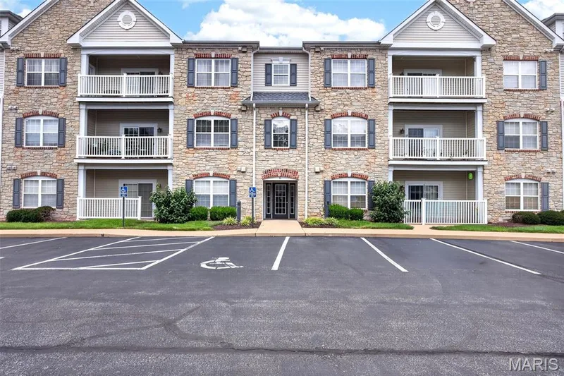 6 Monarch Trace Court #103, Chesterfield, MO 63017 — listing photo 2 of 41