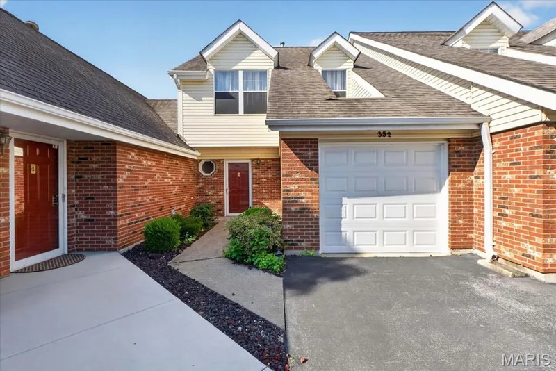 352 Windsor Place #B, St Peters, MO — listing photo 1