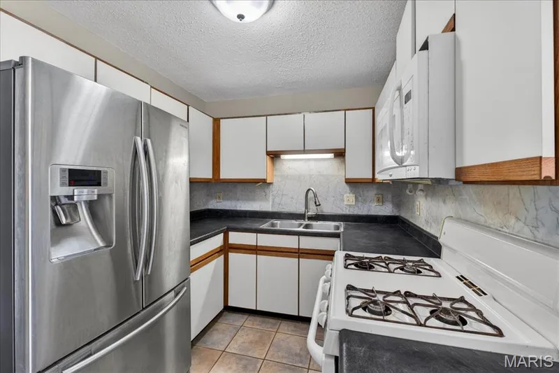 Stainless steel refrigerator included! — 352 Windsor Place #B, St Peters, MO 63376