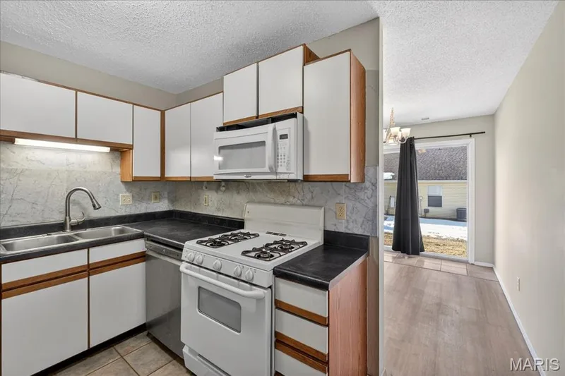 Built-in microwave and gas stove top — 352 Windsor Place #B, St Peters, MO 63376