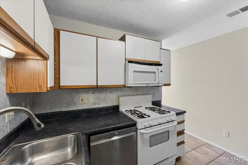 352 Windsor Place #B, St Peters, MO 63376 — listing photo 9 of 41