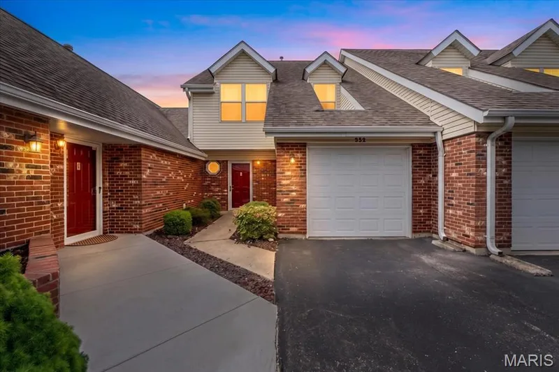 352 Windsor Place #B, St Peters, MO — listing photo 1