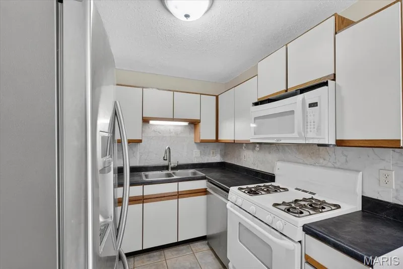 Built-in microwave and gas stove top — 352 Windsor Place #B, St Peters, MO 63376