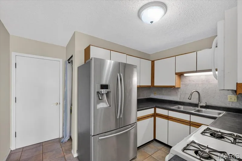 Stainless steel refrigerator included! — 352 Windsor Place #B, St Peters, MO 63376