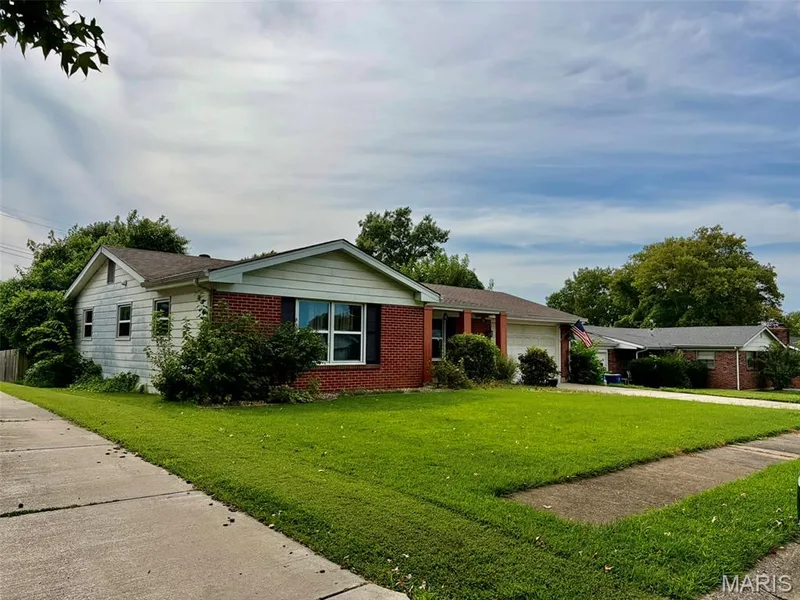 9000 sq ft lot size — 2701 Headland Drive, St Charles, MO 63301