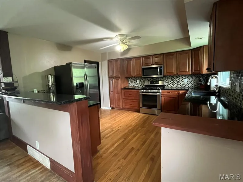 Large breakfast barLots of cabonet space and pantry — 2701 Headland Drive, St Charles, MO 63301
