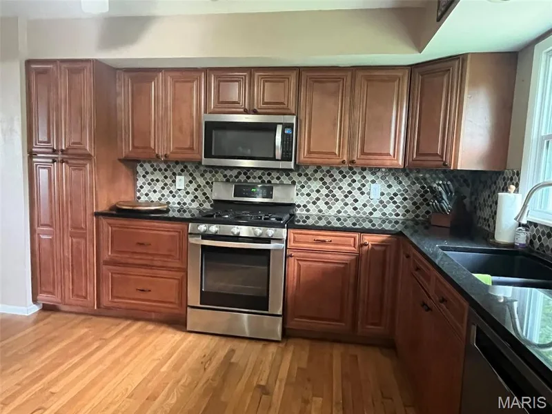Nice gas stove — 2701 Headland Drive, St Charles, MO 63301