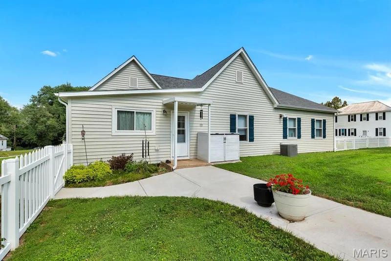 2365 Saint Paul Road, St Paul, MO 63366 — listing photo 2 of 28