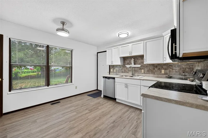 2305 Amarillo Drive, O'Fallon, MO 63368 — listing photo 6 of 27