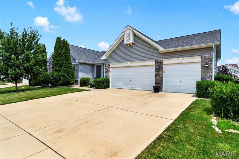 4425 Millcroft Drive, St Charles, MO 63304 — listing photo 2 of 37