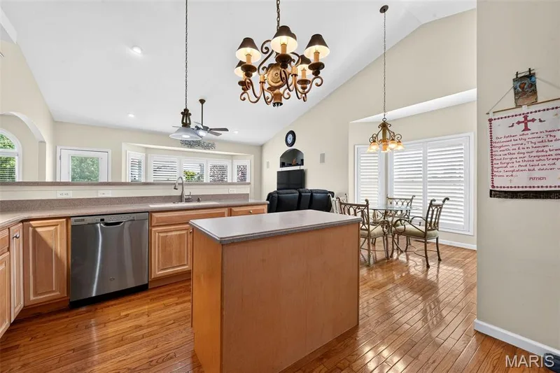 4425 Millcroft Drive, St Charles, MO 63304 — listing photo 7 of 37