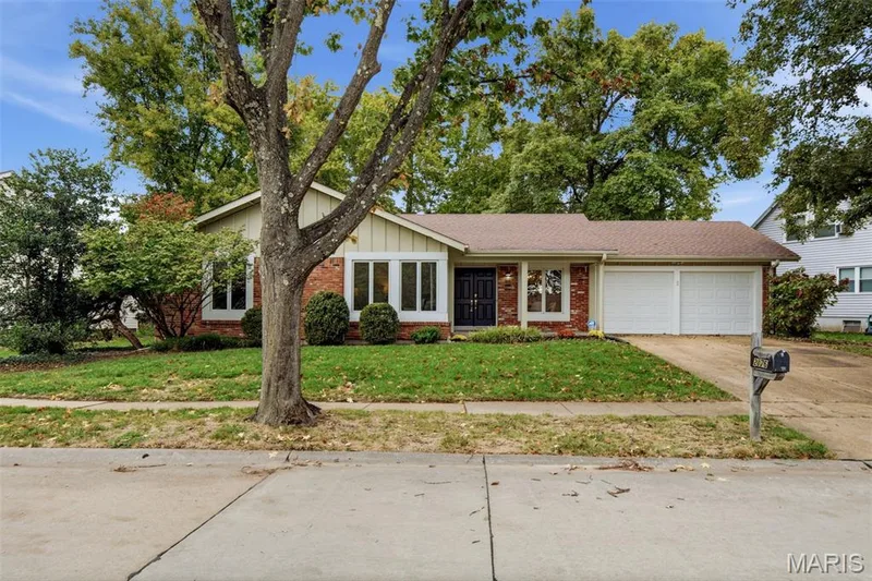 2176 Parasol Drive, Chesterfield, MO — listing photo 1