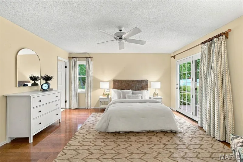 Generous primary bedroom with hardwood floors, walk in closet and en suite. — 2176 Parasol Drive, Chesterfield, MO 63017