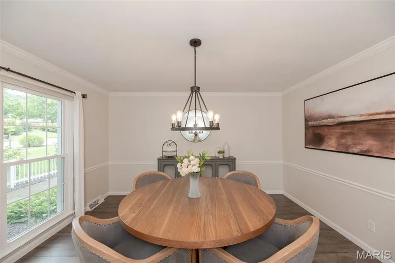 Crown molding and chair rail accents — 1526 Candish Lane, Chesterfield, MO 63017