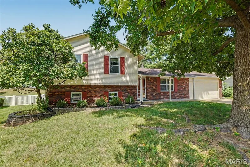 2215 Graystone Drive, St Charles, MO 63303 — listing photo 4 of 34