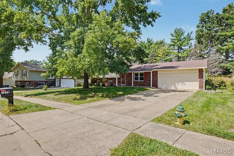 2215 Graystone Drive, St Charles, MO 63303 — listing photo 5 of 34