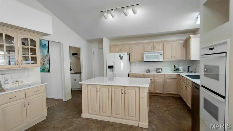 15234 Brightfield Manor Drive, Chesterfield, MO 63017 — listing photo 8 of 34