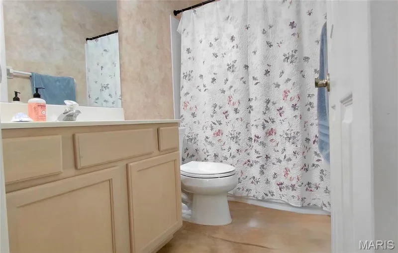 Hallway full bath — 15234 Brightfield Manor Drive, Chesterfield, MO 63017