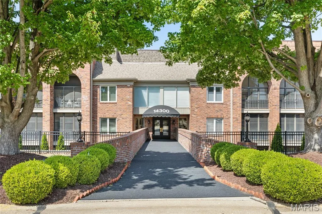 14300 Conway Meadows Court #202, Chesterfield, MO 63017 — listing photo 1 of 26