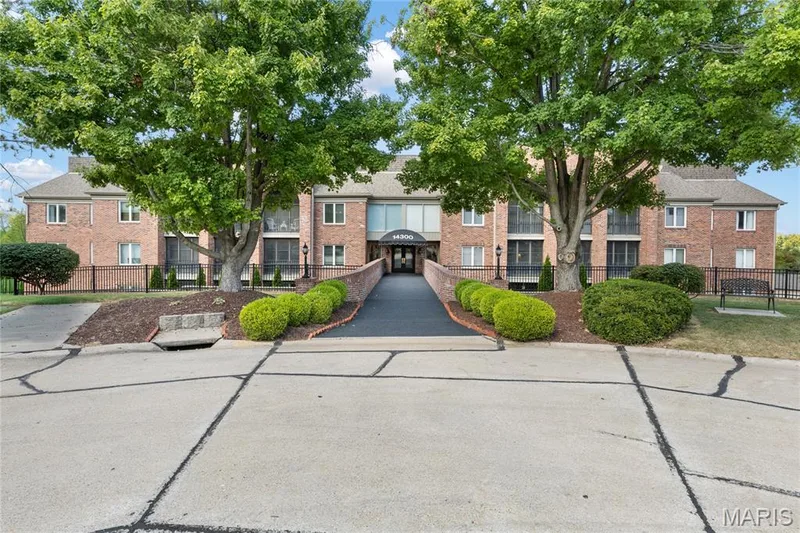 14300 Conway Meadows Court #202, Chesterfield, MO 63017 — listing photo 2 of 26