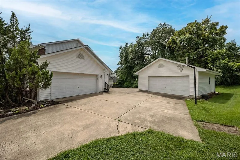 4 garage spaces(1 attached 2 car garage that's heated and 1 oversized detached 2 car garage w/workbench). — 14 Ludwigs Oak Court, St Charles, MO 63303