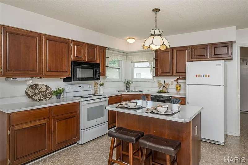 Kitchen — 14 Ludwigs Oak Court, St Charles, MO 63303