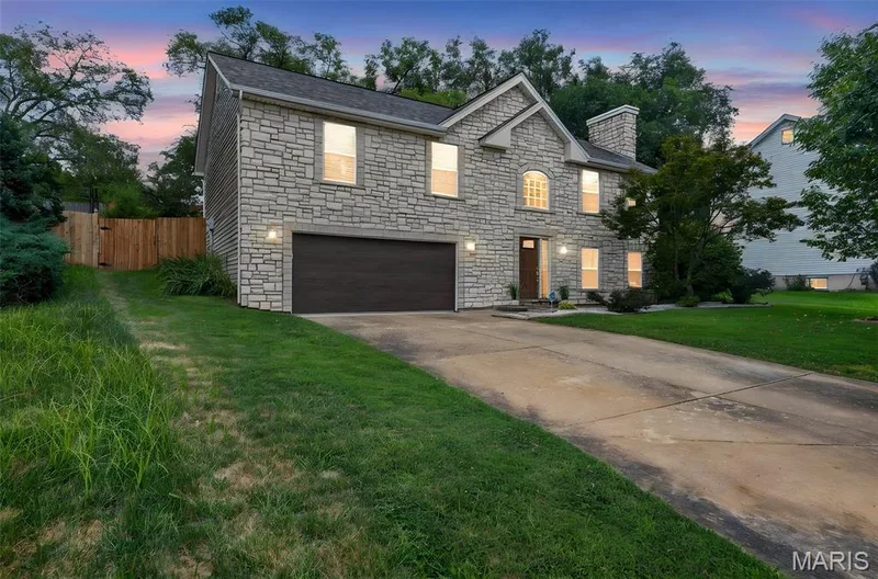 3950 White Rose Lane, St Charles, MO 63304 — listing photo 2 of 38
