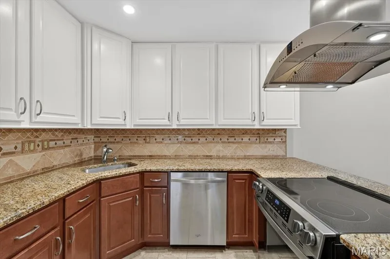 There are stainless steel appliances and the all remain with the sale. — 1380 Heritage Landing #202, St Charles, MO 63303