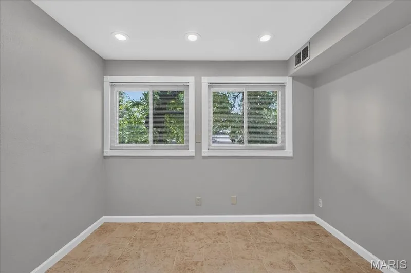 Bed Room #2 is 10 x 10 w/ceramic tile floors and... — 1380 Heritage Landing #202, St Charles, MO 63303