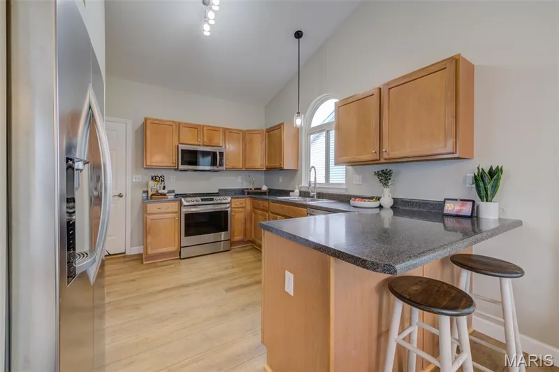 Breakfast bar — 109 Emerald Isle Lane, Wentzville, MO 63385