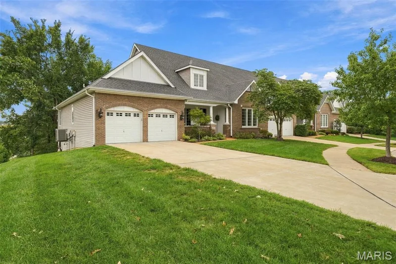 1931 Chesterfield Ridge Circle, Chesterfield, MO 63017 — listing photo 2 of 32