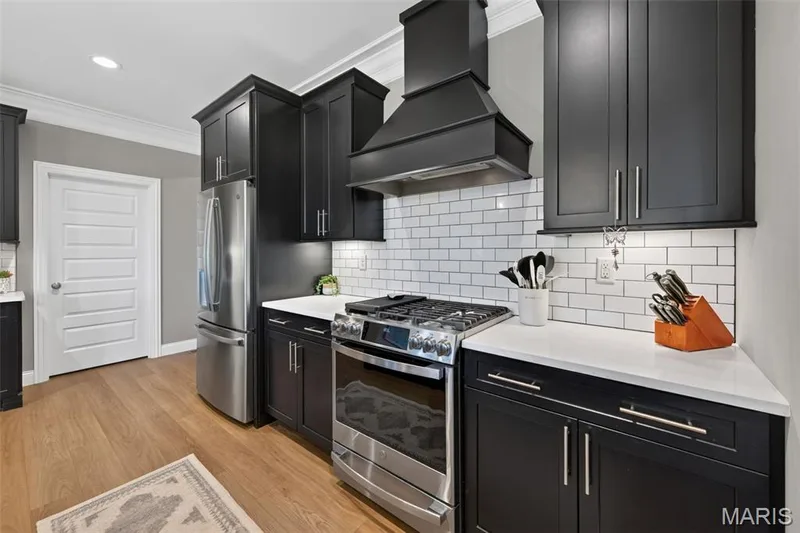 Dynamic Kitchen with Gas Stove, Tile Backsplash and Range Hood — 517 Stonewolf Creek Drive, Wentzville, MO 63385