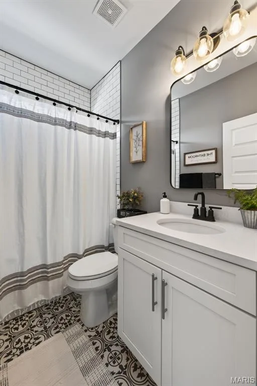 Secondary Bathroom with Custom Tile Tub/Shower Surround — 517 Stonewolf Creek Drive, Wentzville, MO 63385