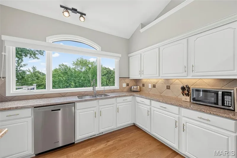 16801 Kehrsdale Drive, Chesterfield, MO 63005 — listing photo 17 of 89
