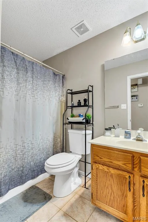 Hall bathroom — 3005 Cedarshade Court, St Peters, MO 63376