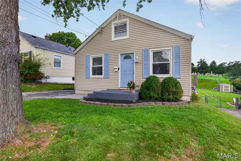 1015 S 6th Street, St Charles, MO 63301 — listing photo 2 of 35