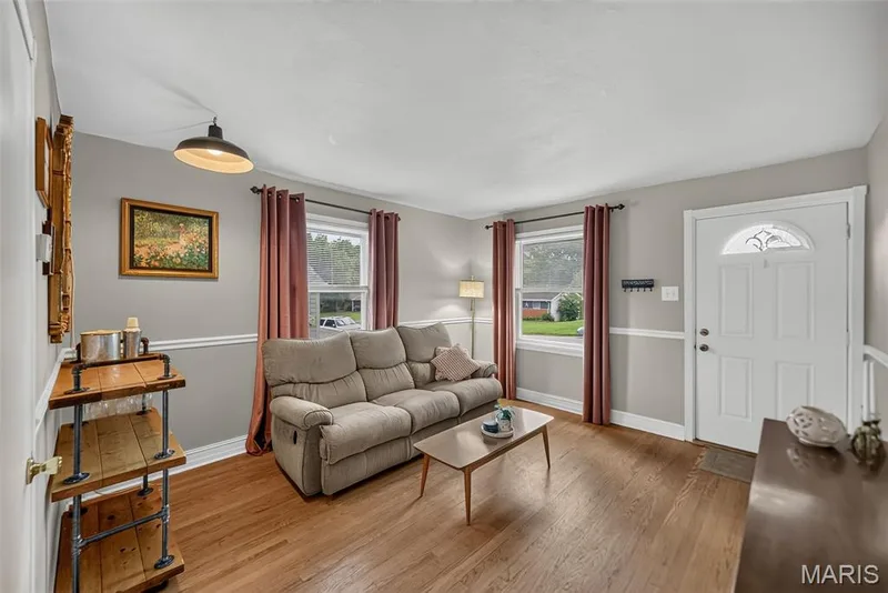 1015 S 6th Street, St Charles, MO 63301 — listing photo 5 of 35