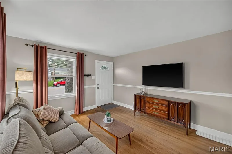 1015 S 6th Street, St Charles, MO 63301 — listing photo 6 of 35