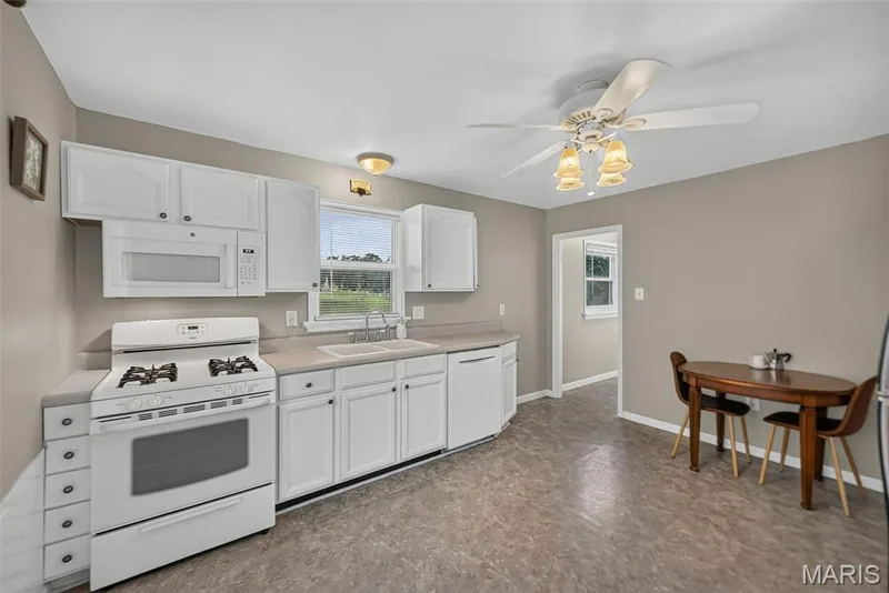 1015 S 6th Street, St Charles, MO 63301 — listing photo 10 of 35