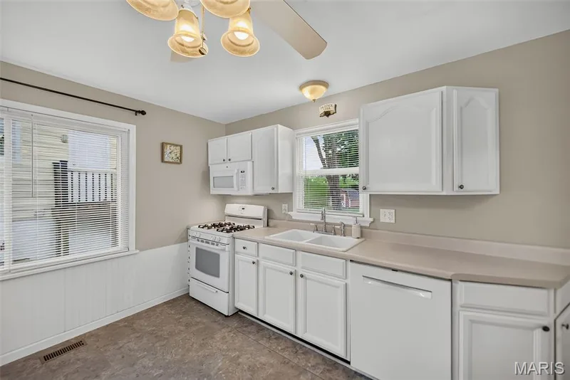 1015 S 6th Street, St Charles, MO 63301 — listing photo 11 of 35