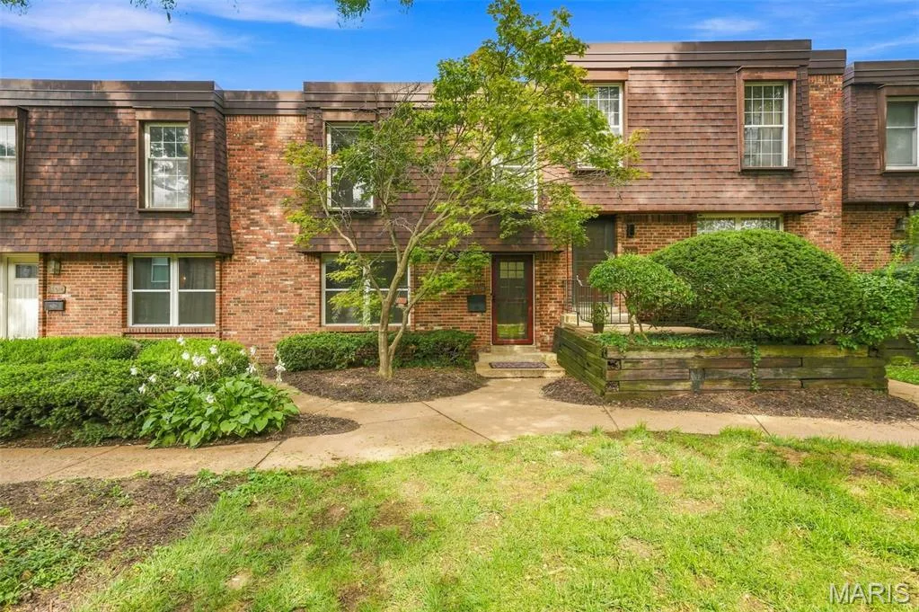 Well maintained beautiful grounds throughout the complex — 13473 Coliseum Drive, Chesterfield, MO 63017