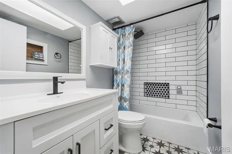 Hall bath for the other 2 bedrooms upstairs — 13473 Coliseum Drive, Chesterfield, MO 63017